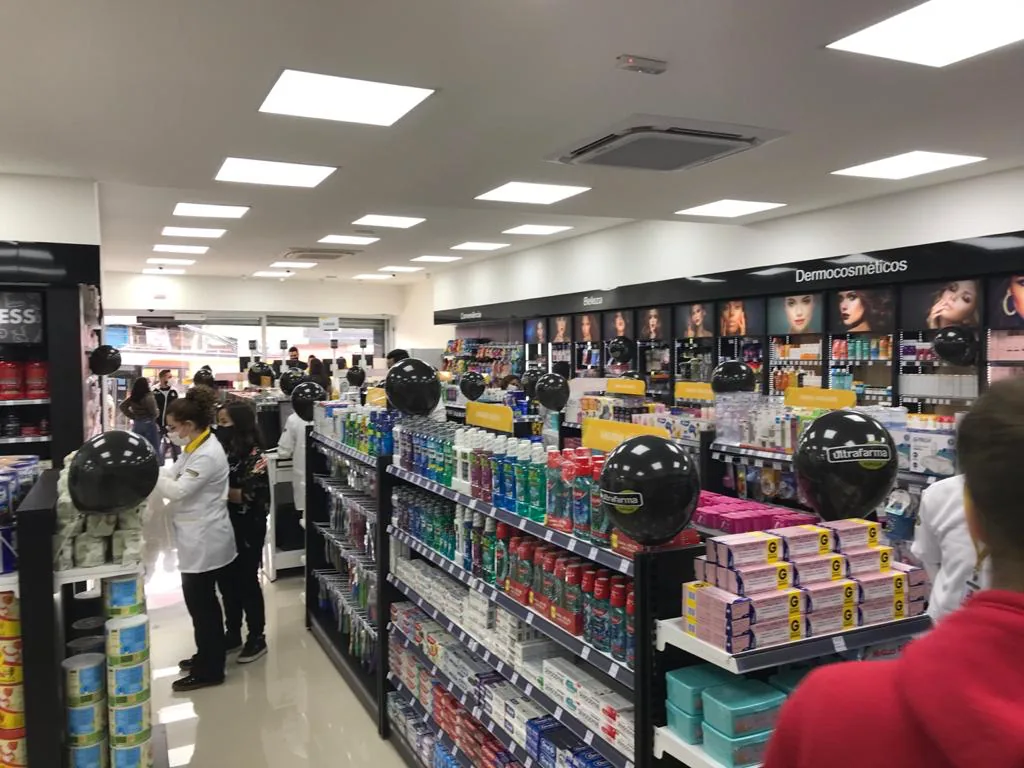 Corredores da Ultrafarma Rio das Pedras com prateleiras de higiene, beleza e dermocosméticos e equipe de jaleco